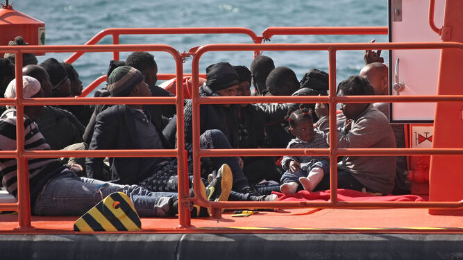 La embarcación de Salvamento Marítimo, con el bebé a bordo en los brazos de una mujer a su llegada al puerto de Tarifa ayer.