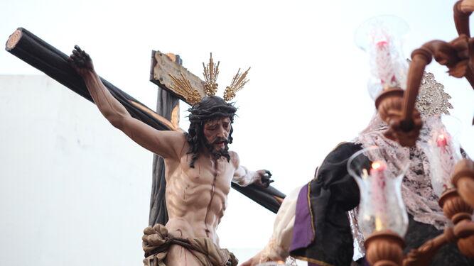 El Cristo de la Misericordia, crucificado a su salida de la parroquia del Corpus.