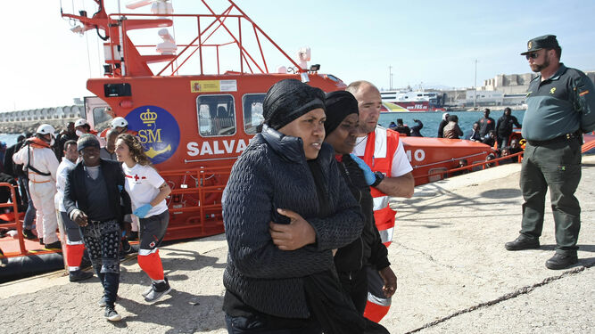 Los migrantes, atendidos el sábado a su llegada al puerto de Tarifa.