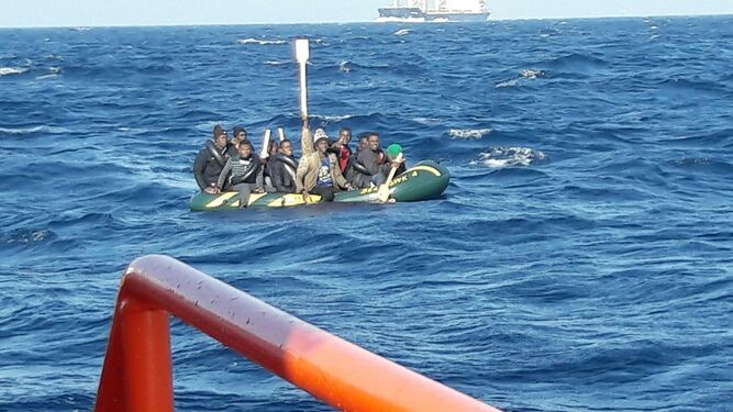 La embarcación neumática que fue rescatada por Salvamento Marítimo.