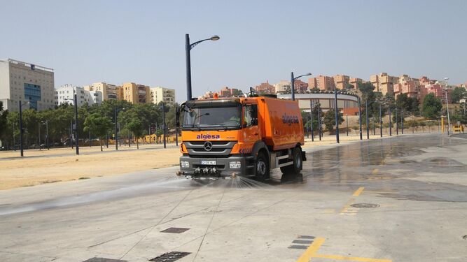 Un vehículo de Algesa limpia el Parque Feria.