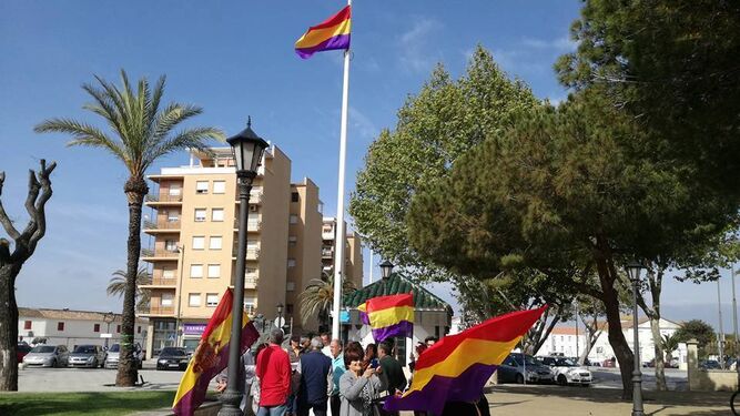 Miembros de la asociación San Roque por la República, con banderas republicanas el pasado viernes en la Alameda.