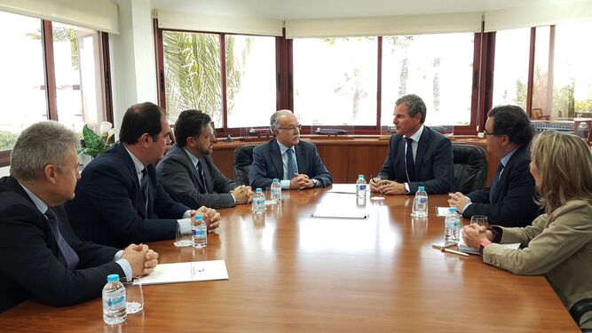 El presidente de la APBA, Manuel Morón (centro), firma el convenio con el director general de Vopak Terminal Algeciras, Peter van der Brug.