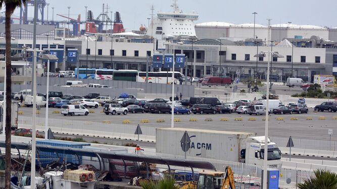 Coches esperando ayer la reactivación del tráfico en el Estrecho en el puerto de Algeciras.