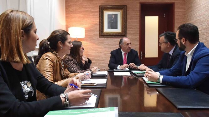 El alcalde de Algeciras, José Ignacio Landaluce, presidiendo la reunión junto al subdelegado del Gobierno de la Junta en la comarca, Ángel Gavino, ayer.