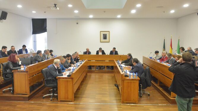 Los miembros del Consejo Económico y Social (CES) en la sesión celebrada ayer en la sede de la Mancomunidad de Municipios.