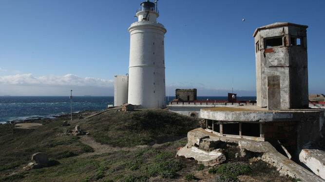 Faro ubicado en la Isla de Tarifa, uno de los enclaves más valiosos de parque natural del Estrecho.