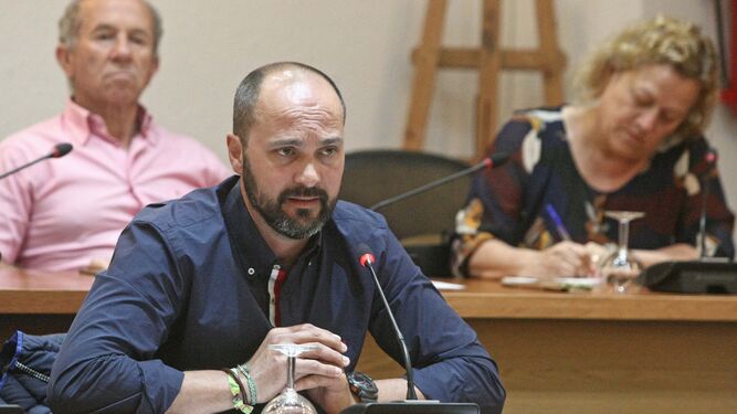 Miguel Alconchel, portavoz del actual grupo municipal andalucista, interviene en la última sesión plenaria.