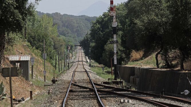 Un tramo de la actual línea ferroviaria que parte desde la ciudad de Algeciras.