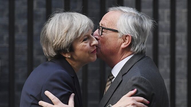 Theresa May recibe a Jean Claude Juncker en el 10 de Downing Street.