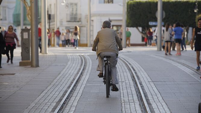 Un ciclista transita por la calle Real, en una imagen reciente.