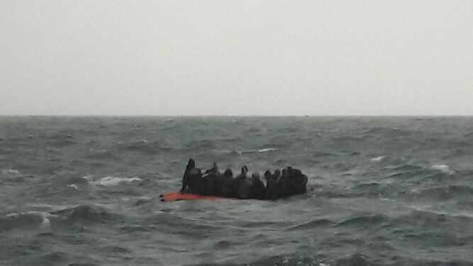 La embarcación en la que iban los 18 migrantes, en mitad del Estrecho.