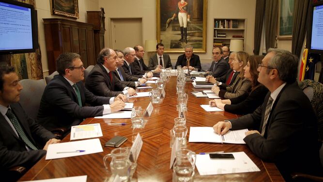 Foto de la reunión celebrada entre los empresarios y la ex ministra de Fomento Ana Pastor, en enero de 2015.