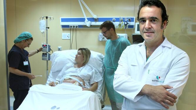 El doctor Adolfo López y la matrona Mercedes Romero (al fondo), atendiendo a una paciente en el área de paritorios.