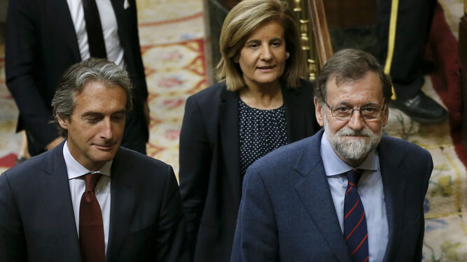 Los ministros Íñigo de la Serna y Fátima Bañez junto al presidente Mariano Rajoy, ayer tras el Pleno del Congreso.