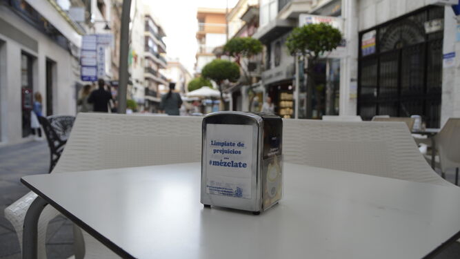 Una de las servilletas con el mensaje contra la discriminación, ya al alcance de cualquier ciudadano en un bar del centro de Algeciras ayer.