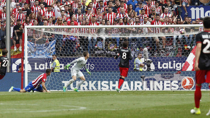Torres marca el segundo tanto del Atlético.