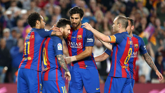 Los jugadores del Barça celebran un tanto de Messi.