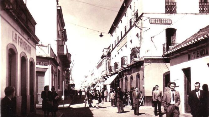 La calle Real con la Favorita, Hotel Iberia, el Anglo-Hispano y Mi Tienda.