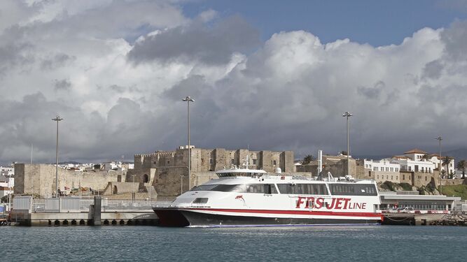 Un ferry en el puerto de Tarifa.