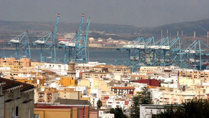 Vista general de Algeciras, con la torre de la Palma y las grúas del puerto al fondo.