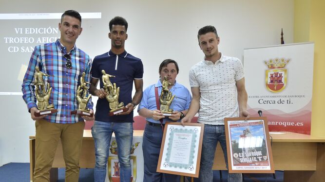 Mario Pérez, Pablo de Castro, Rafalito y Cintas, con sus trofeos.