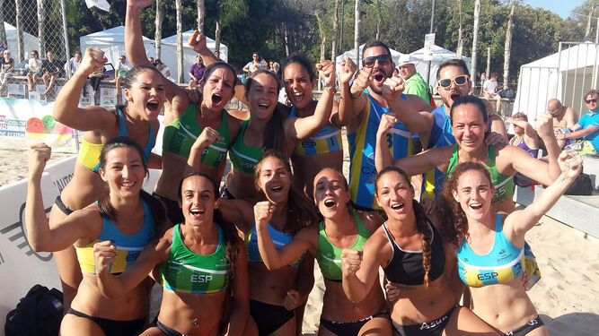 El conjunto femenino del Playa Algeciras celebra su título de campeón europeo, ayer en Italia.
