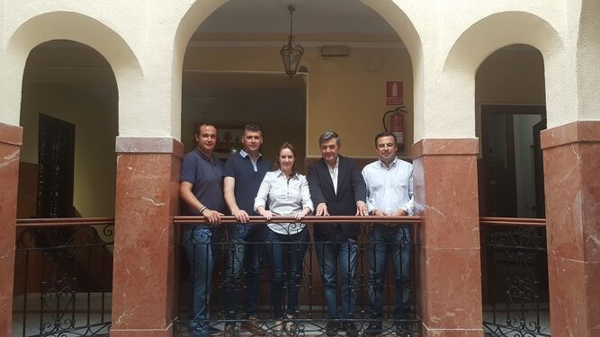 Parte del equipo de gobierno de Jimena junto a Luis Ángel Fernández y David Gil, vicepresidente.