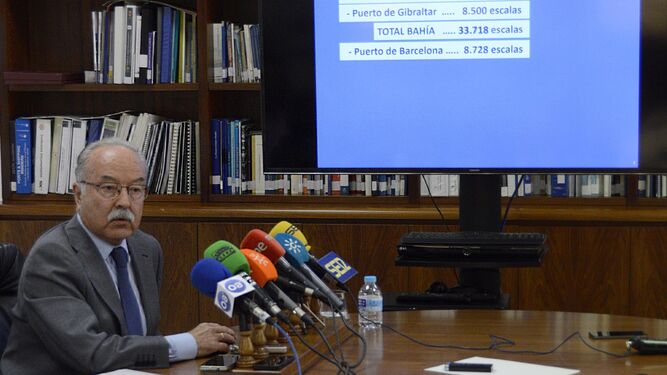 El presidente de la APBA, Manuel Morón, expone los detalles del proceso para crear el nuevo fondeadero, ayer.