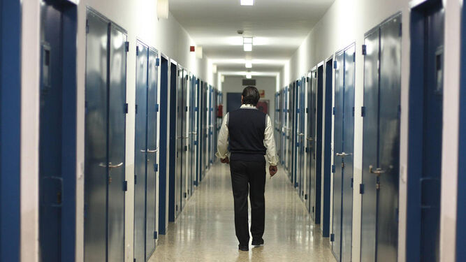 Un funcionario de prisiones camina por un pasillo de una de las cárceles gaditanas.