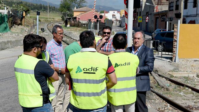 El alcalde de Algeciras charla con técnicos de Adif.