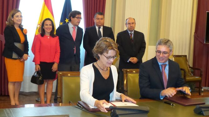 Isabel García-Tejerina y Juan Casanova, en la firma de la cesión.
