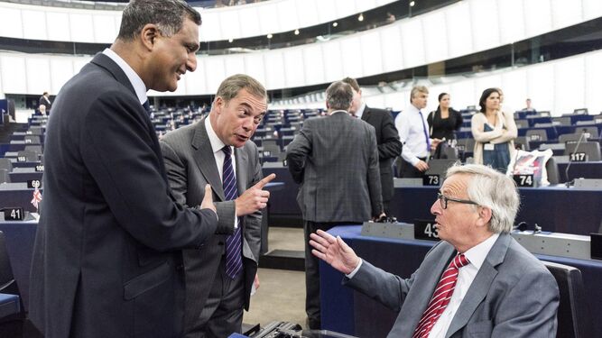 El presidente de la CE, Jean-Claude Juncker, a la derecha, conversa con el antiguo líder eurófobo, Nigel Farage, en el centro, y con Syed Kamall.