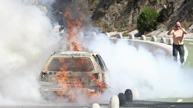 Arde un coche en la carretera del Faro