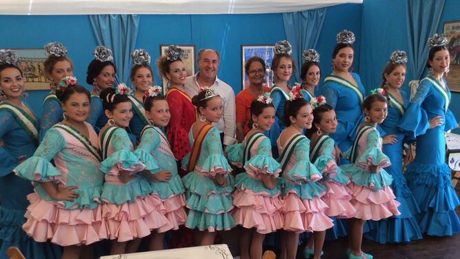 El alcalde y la concejala de Feria y Fiestas posa con las reinas y las damas juvenil e infantil en la caseta municipal.