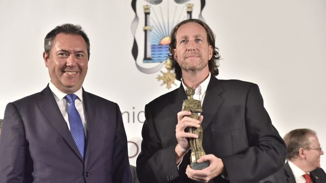 El escritor Jerónimo Tristante, anoche en el Alcázar de Sevilla con el Premio Ateneo junto al alcalde Juan Espadas.