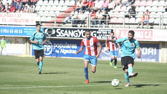 Siles golpea la pelota en el partido que el Espeleño jugó frente al Algeciras.