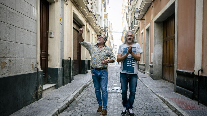 Los cantaores Diego Carrasco y Capullo de Jerez, por las calles de Cádiz.