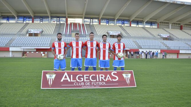 Siles, Ito, Andrés Salas, Ranchero y Albertito, con la camiseta del Algeciras CF durante la presentación.