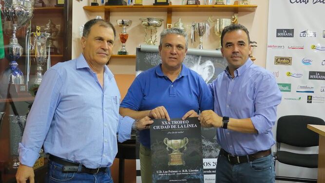 Mario Galán, Javier Baglietto y Mateo Martín sujetan el cartel del XXX Ciudad de La Línea.
