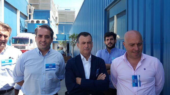 Antonio Saldaña, Pablo Venzal e Ignacio Macías, ayer en la factoría linense de Ubago.