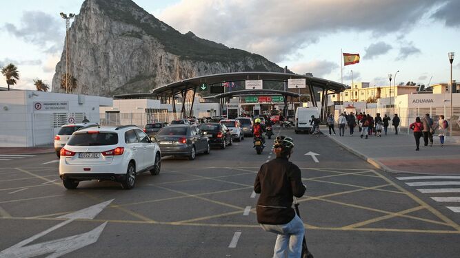 Varios trabajadores cruzan la frontera hacia Gibraltar.