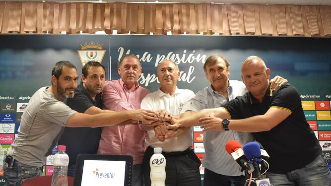 El cuerpo técnico, con Asián a la cabeza, el presidente, Ricardo Alfonso Álvarez, y el director deportivo, Rafael Mellado, une sus manos.
