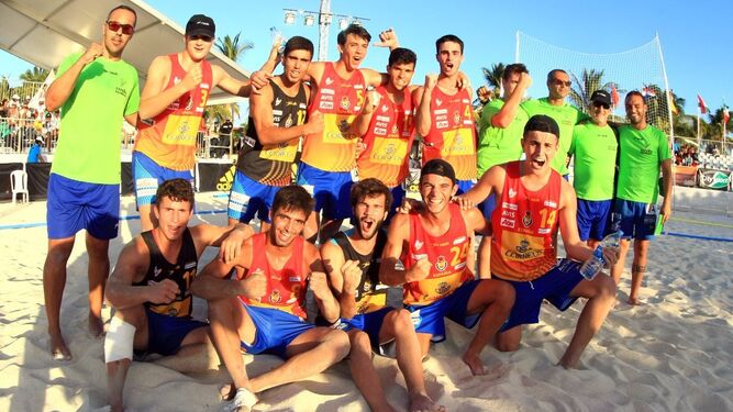 La selección española juvenil celebra el título de campeón del Mundo.