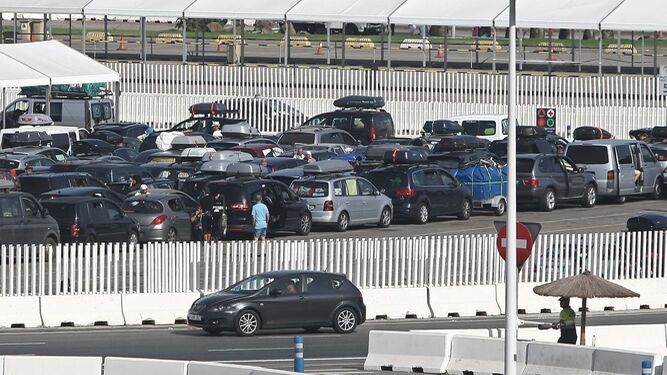 Vehículos y viajeros esperaban ayer su embarque en el muelle de Galera del puerto de Algeciras.