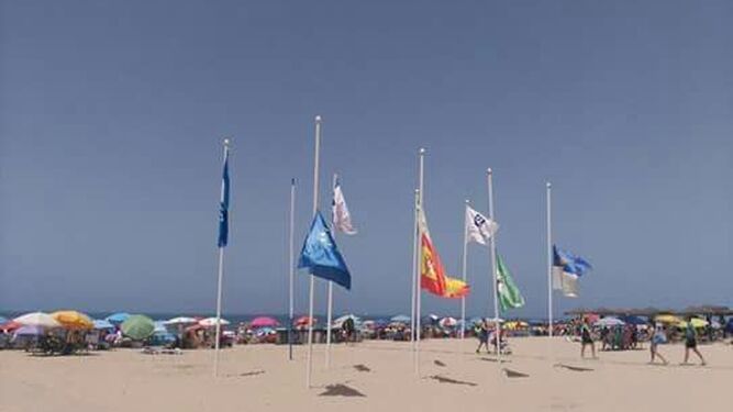 Banderas a media asta en la playa de Regla, en señal de duelo por el fallecimiento del bebé.