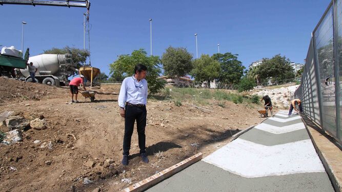 Rodríguez Ros revisa la construcción de la canaleta que evitará que las pistas se inunden.