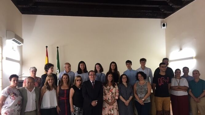 El grupo de estudiantes junto a la delegada territorial de Educación, Remedios Palma.