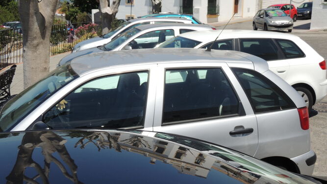 Varios vehículos estacionados en Los Cañones.