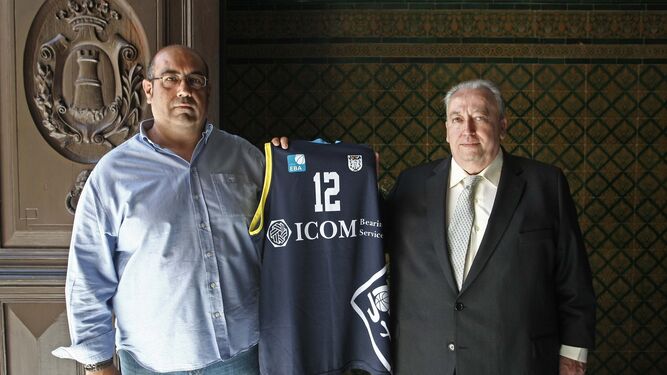 Juan Migue López (i) y Lino Muñoz posan con la nueva camiseta de UDEA.